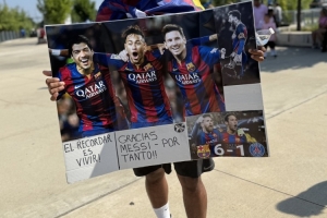 开云体育app-一名巴萨球迷制作MSN海报为梅西加油,还附有6-1巴黎的比分板